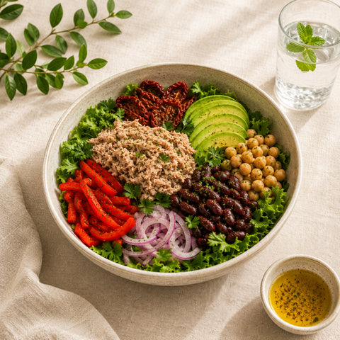 Buddha Bowl cu ton, năut, fasole roșie, avocado, ardei kapia, ceapă roșie și salată verde – Vive! Pipera