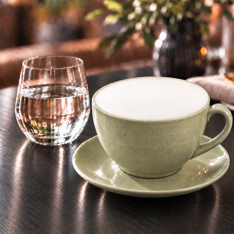 Cafea Latte cu spumă de băutură vegetală, în ceașcă de ceramică – Vive! Pipera