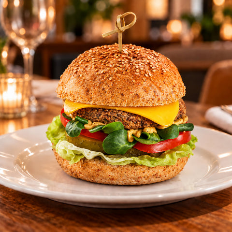 Mr. Cheeseburger vegan cu chiftea de ciuperci și năut, „cheddar” vegan, roșii și salată verde – Vive! Pipera