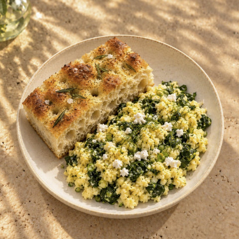 Sandwich din focaccia cu omletă cu spanac, feta și ierburi aromatice – Vive! Pipera