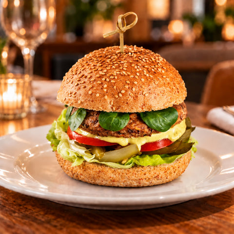 Smiley Pig Burger cu chiftea picantă de năut și fasole roșie, roșii, castraveți murați și salată verde – Vive! Pipera