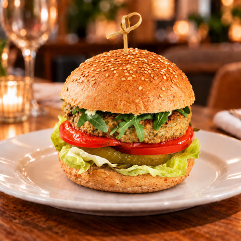 Super Quinoa Burger cu chiftea de quinoa și dovlecel, roșii, rucola și castraveți murați – Vive! Pipera