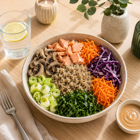Rainbow Bites cu somon afumat, quinoa, varză roșie, morcov, ciuperci și dressing fresh – Vive! Pipera