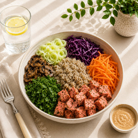 Rainbow Bites Vegan cu quinoa, varză roșie, morcov, tofu copt, ciuperci și dressing fresh – Vive! Pipera